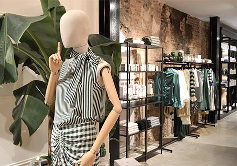 etalagepop bij winkel RIVS